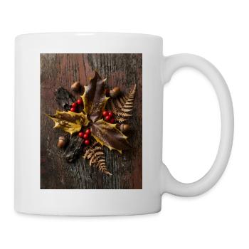 Autumn flat lay composition with holly leaves - Tasse - Weiß - Rechts