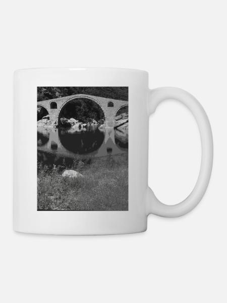 Alte Steinbrücke im Wald - Tasse - Weiß