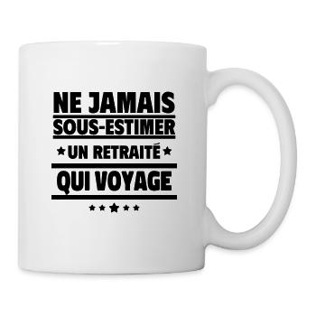 Ne jamais sous-estimer un retraité qui voyage - Mug blanc - blanc - Droite