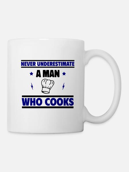 Unterschätze niemals einen Mann, der kocht - Tasse - Weiß