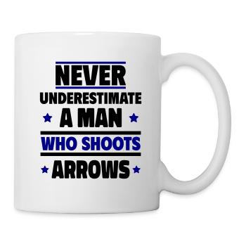 Ne sous-estimez jamais un homme avec un arc et des flèches - Mug blanc - blanc - Droite