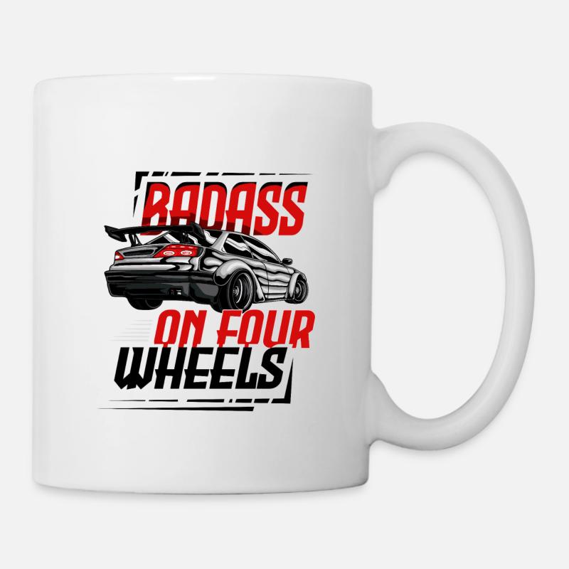 Badass sur quatre roues pour un passionné de voiture - Mug blanc - blanc