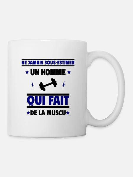 Ne sous-estimez jamais un homme musclé - Mug blanc - blanc