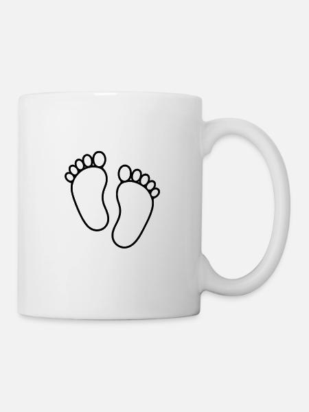 Zeitlose Spuren – Babyfüße in Schwarz-Weiß - Tasse - Weiß