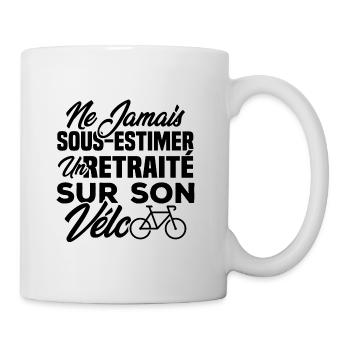 Ne jamais sous estimer un retraité sur son vélo - Mug blanc - blanc - Droite
