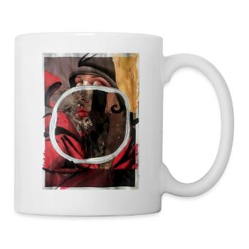 ÜBER ETWAS HINAUS. 2020 von Massimiliano Sbrescia - Tasse - Weiß - Rechts
