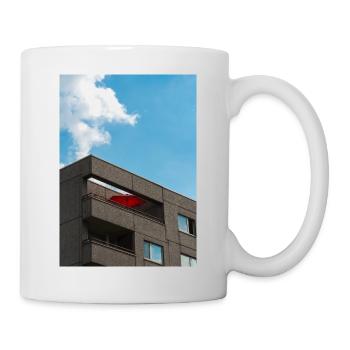 Der rote Sonnenschirm auf dem Balkon der Wohnung bl - Tasse - Weiß - Rechts