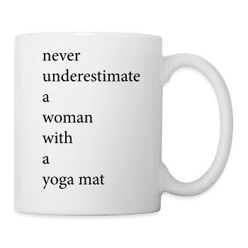 Yoga Shirt / never underestimate a woman... - Tasse - Weiß - Rechts