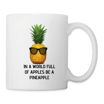 In einer Welt voller Äpfel sei eine Ananas - Tasse - Weiß - Rechts
