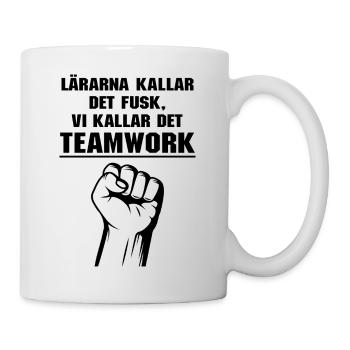 Klassenshirts: Die Lehrer nennen es Betrug, wir nennen es - Tasse - Weiß - Rechts
