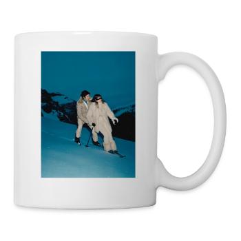 Elegantes Skifahrerpaar in Schneelandschaft - Tasse - Weiß - Rechts