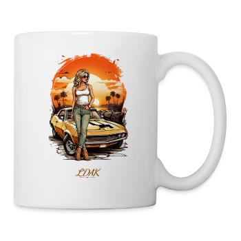 Frau vor einem Retro-Auto in der Sonne - Tasse - Weiß - Rechts