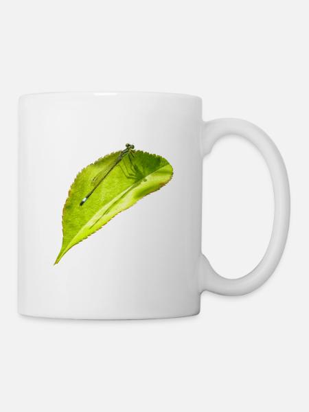 Eine Libelle ruht sich auf einem Blatt aus - Tasse - Weiß