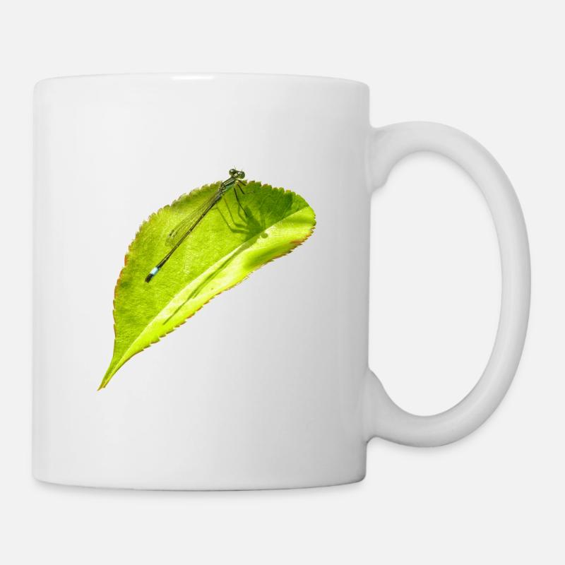 Eine Libelle ruht sich auf einem Blatt aus - Tasse - Weiß