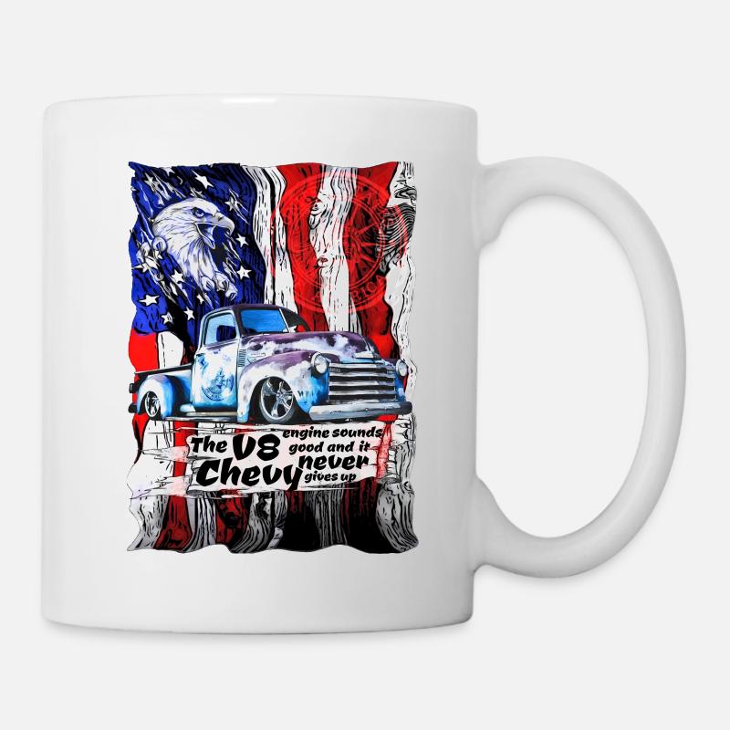V8 Chevy Pickup Truck sur drapeau américain - Mug blanc - blanc