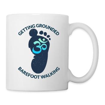 Barfuß-Walking-Design mit einem Aum-Schild. - Tasse - Weiß - Rechts