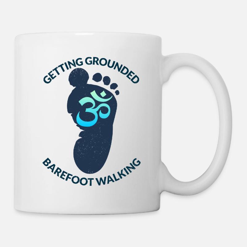 Barfuß-Walking-Design mit einem Aum-Schild. - Tasse - Weiß