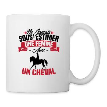 Ne jamais sous estimer une femme avec un cheval - Mug blanc - blanc - Droite