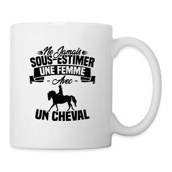 Ne jamais sous estimer une femme avec un cheval - Mug blanc - blanc - Droite