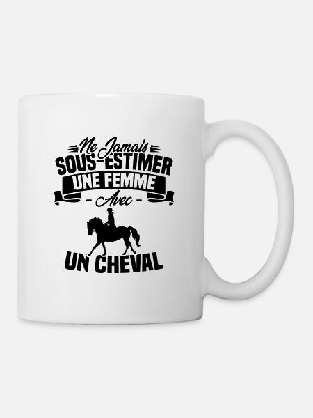 Ne jamais sous estimer une femme avec un cheval - Mug blanc - blanc