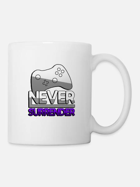 NEVER SURRENDER (Lila) + Controller - Gaming - Tasse - Weiß