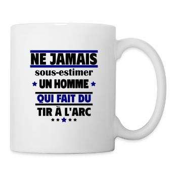 sous-estimer un homme qui fait du tir à l'arc - Mug blanc - blanc - Droite