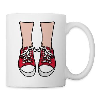 Illustration de pieds de baskets rouges - Mug blanc - blanc - Droite