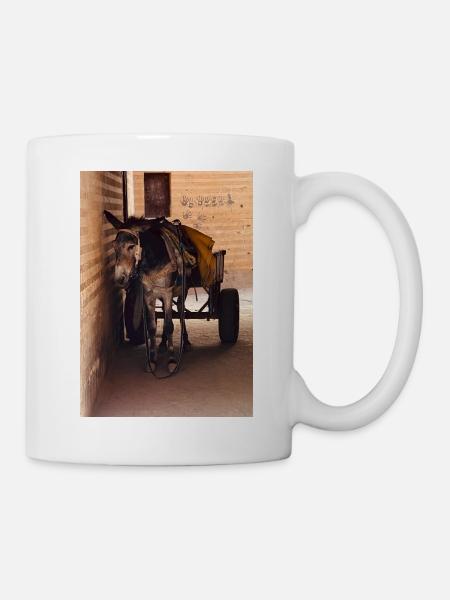 Âne avec un chariot dans le noir - Mug blanc - blanc