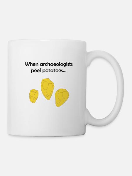 Quand les archéologues épluchent des pommes de terre ... - Mug blanc - blanc