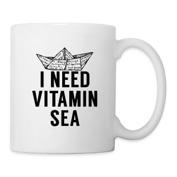 Ich brauche Vitamin Meer. Boat.Coastal Gifts.Urlaub - Tasse - Weiß - Rechts