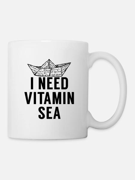 Ich brauche Vitamin Meer. Boat.Coastal Gifts.Urlaub - Tasse - Weiß