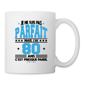 Anniversaire 80 ans - Pas parfait mais j'ai 80 ans - Mug blanc - blanc - Droite