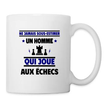 Ne sous-estimez jamais un homme qui joue aux échec - Mug blanc - blanc - Droite
