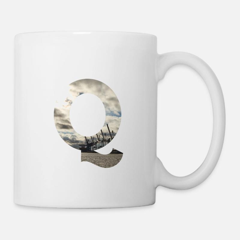 Shirt with letter Q - Mug - white