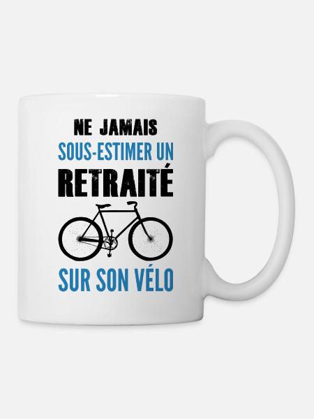 Ne jamais sous estimer un retraité sur son vélo - Mug blanc - blanc