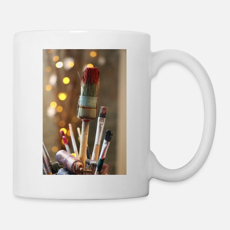 Gros plan de vieilles brosses usagées - Mug blanc - blanc
