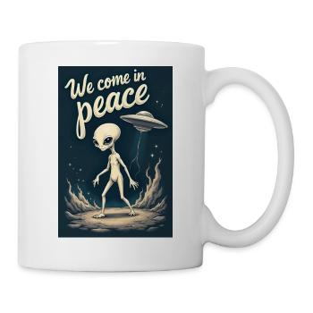 Ein netter, kleiner Alien entsteigt seinem UFO - Tasse - Weiß - Rechts