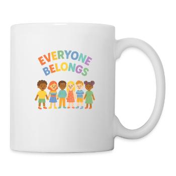 🌍 Everyone Belongs – Diversity Shirt für Kinder - Tasse - Weiß - Rechts
