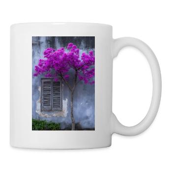 Lebendige Blüte vor rustikaler Wand - Tasse - Weiß - Rechts