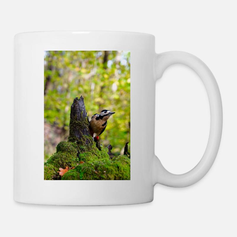 Waldspecht auf moosigem Baumstumpf - Tasse - Weiß