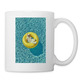 Sonnenbeschienene Katze auf gelbem Poolschwimmer - Tasse - Weiß - Rechts