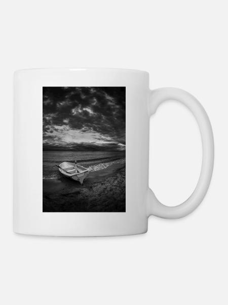Ein Boot an einem dunklen Ufer - Tasse - Weiß