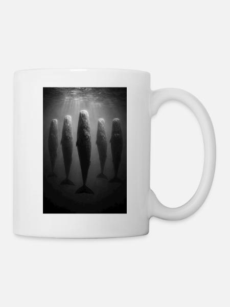 Unterwasser-Wale im Lichtstrahl - Tasse - Weiß