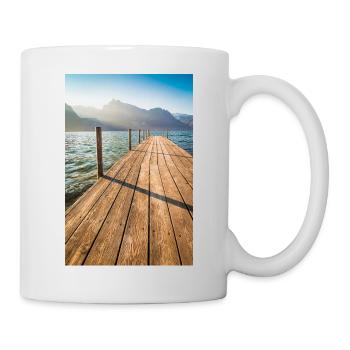 Holzsteg am Bergsee im Sonnenlicht - Tasse - Weiß - Rechts