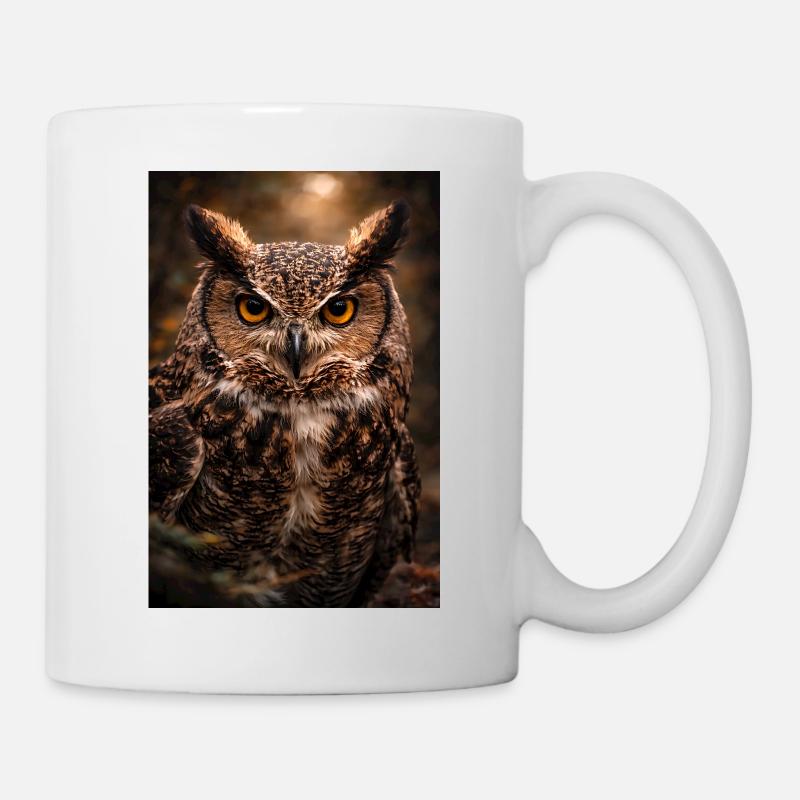Eule in der Dunkelheit des Waldes - Tasse - Weiß