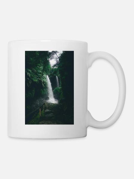 Kaskade im grünen Dschungel - Tasse - Weiß