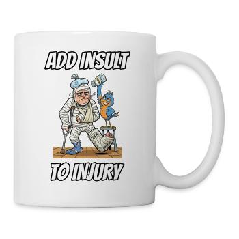 Fügt der Verletzung noch eine Schädigung zu – lustige, wörtliche Idiom-Zeichentrickserie - Tasse - Weiß - Rechts