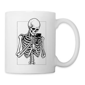 Skelett beim Doomscrolling - Tasse - Weiß - Rechts