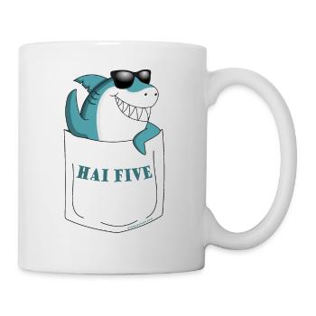 Haifisch High Five: HAI FIVE! - Brusttasche - Tasse - Weiß - Rechts