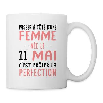 Anniversaire - Née le 11 Mai Frôler perfection - Mug blanc - blanc - Droite